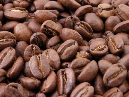 Café Possui propriedades antioxidantes, vitaminas, minerais e cafeína: Alcalóide