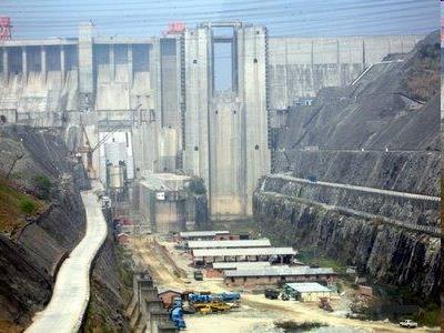 HIDROGRAFIA A Usina das Três Gargantas como é conhecida, encontra-se no rio Yang-Tsé Kiang, conhecido como Rio Azul, é a maior usina em capacidade instalada no mundo, cuja obra foi concluída em 2006.