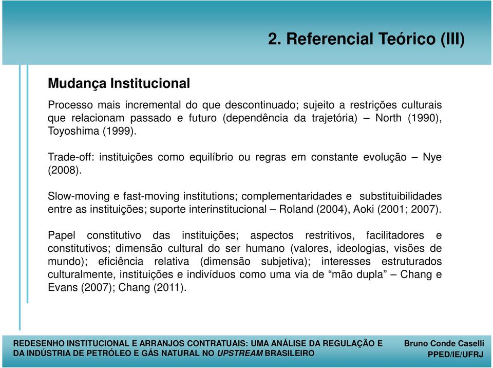 Slow-moving e fast-moving institutions; complementaridades e substituibilidades entre as instituições; suporte interinstitucional Roland (2004), Aoki (2001; 2007).