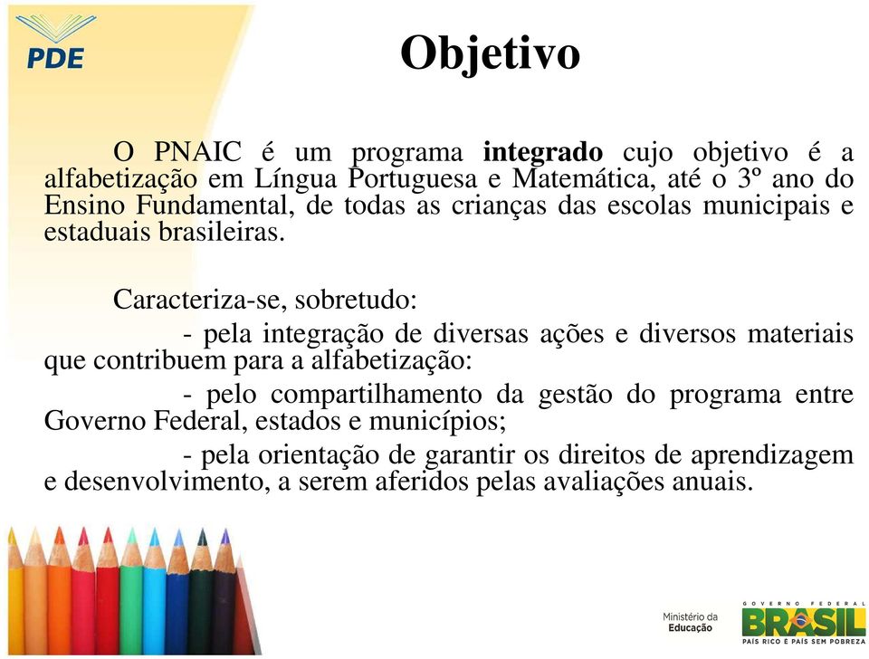 Caracteriza-se, sobretudo: - pela integração de diversas ações e diversos materiais que contribuem para a alfabetização: - pelo