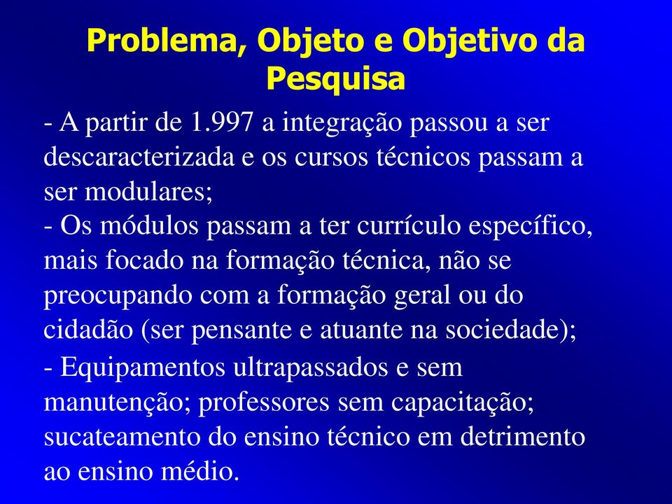 ter currículo específico, mais focado na formação técnica, não se preocupando com a formação geral ou do cidadão