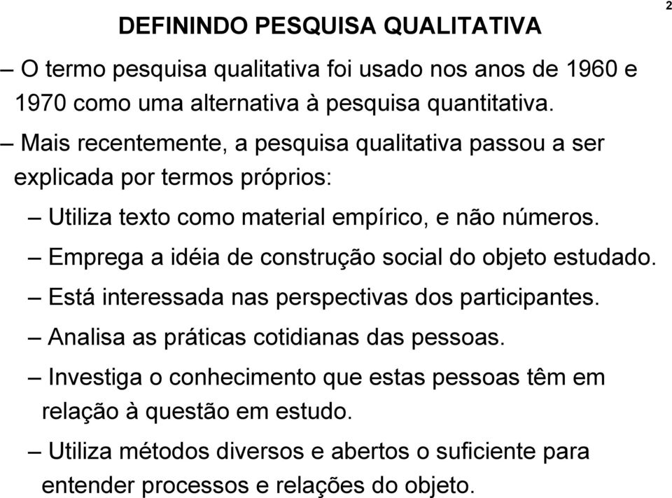 Emprega a idéia de construção social do objeto estudado. Está interessada nas perspectivas dos participantes.