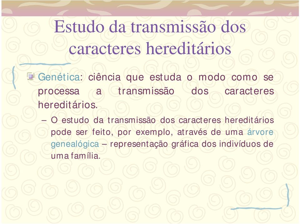 O estudo da transmissão dos caracteres hereditários pode ser feito, por