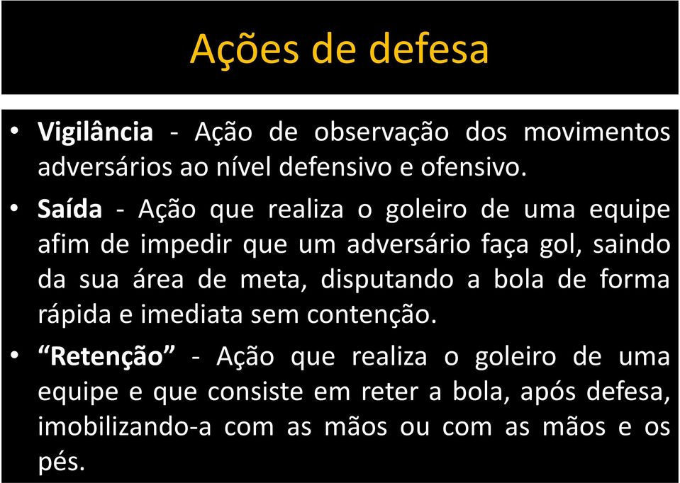 área de meta, disputando a bola de forma rápida e imediata sem contenção.