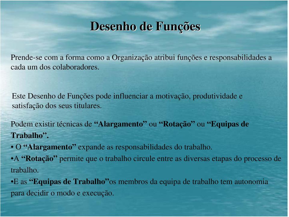 Podem existir técnicas de Alargamento ou Rotação ou Equipas de Trabalho. O Alargamento expande as responsabilidades do trabalho.