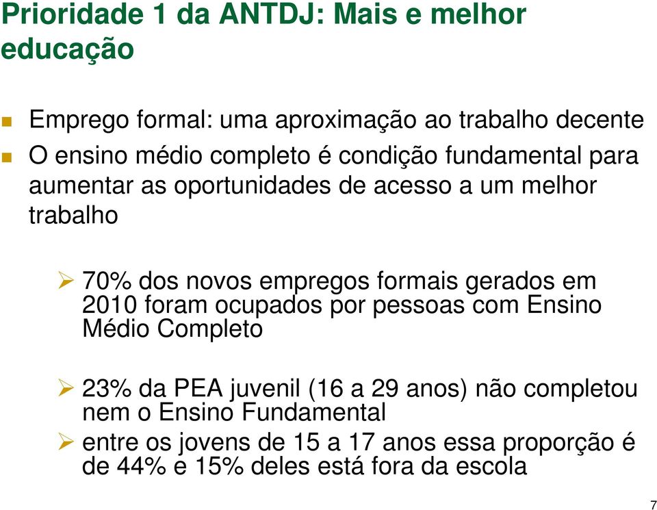 formais gerados em 2010 foram ocupados por pessoas com Ensino Médio Completo 23% da PEA juvenil (16 a 29 anos) não