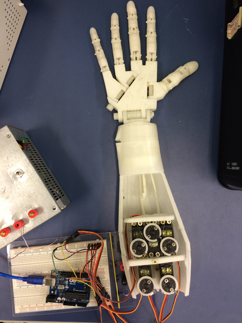 Figura 9: Braço montado. Os ângulos são transmitidos aos dedos via código utilizado no Arduino.