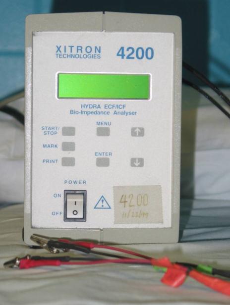 Bioimpedância Eléctrica Multiespectral (Xitron 4200) Custo: ~12500 Z LF (< 50 khz) é um índice da ECW * Z HF ( 50 khz) é um índice
