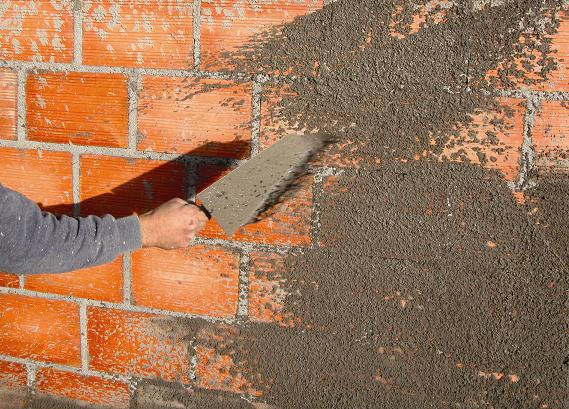 Para começar a chapiscar antes temos que molhar a parede com água limpa, para limpa e para que o tijolo não absorva a água utilizada no chapisco.