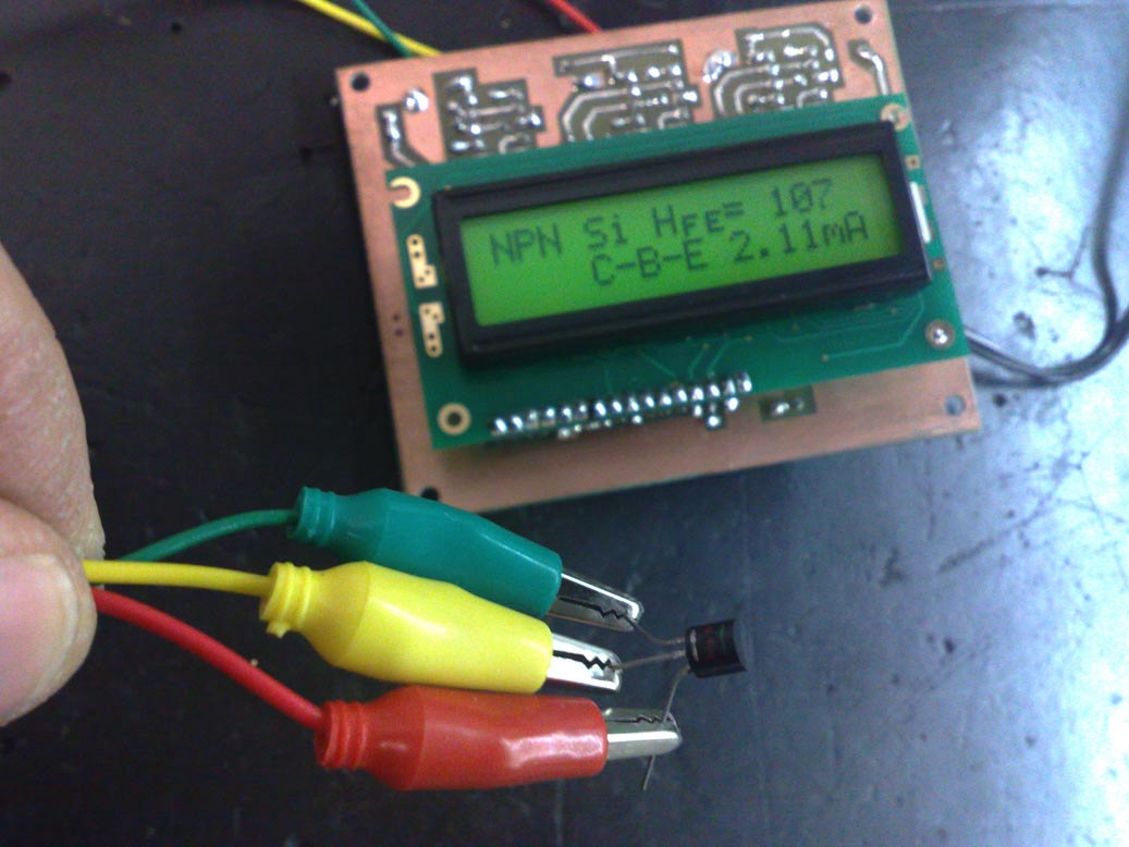 5 PY2MG 1- Retire o plástico da barra de pinos que foi soldada na placa, com uma chave de fenda pequena. Apóie a chave na placa e com movimentos verticais, vá aos poucos levantando o plástico.