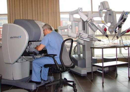 Nos corredores da medicina, o novo robô cirurgião Da Vinci está a ser uma preciosa ajuda em operações delicadas, como a hérnias e à próstata.