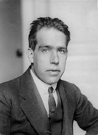 O ÁTOMO DE 1913 - BOHR O modelo de Rutherford foi muito criticado pelos físicos.