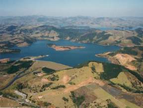 6 represas construído a partir de 1966 Fundamental a recomposição florestal das bacias de drenagem e da mata ciliar das margens (faixa de 100 m) Projeto 1 Milhão de Árvores no