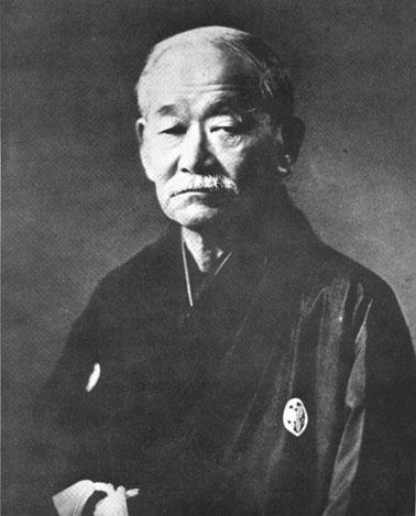 Jigoro Kano Nasceu no dia 28 de Outubro de 1860, em Mikage, Japão e morreu no dia 4 de Maio de 1938 com 77 anos de idade, era dono de uma baixa estatura (1,50 m) e era leve que nem uma pena (entre 45