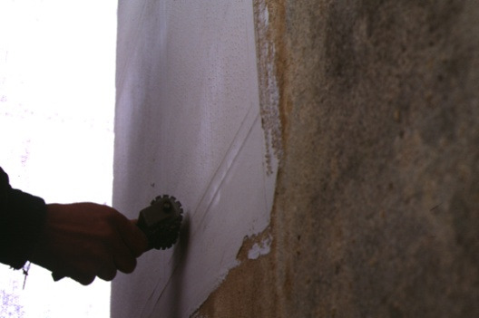 Acabamentos e texturas (rebocos): LISO sucessivas passagens da talocha sobre a camada de argamassa (por vezes com inertes mais finos) ainda fresca.