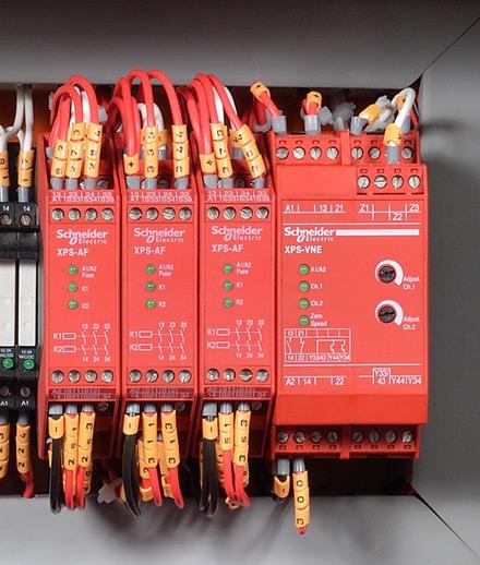 Os relés de segurança são equipamentos que fazem a supervisão de circuitos que garantem a segurança do equipamento/sistema e do operador.