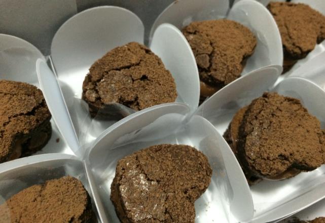 BROWNIE Brownie tradicional Brownie de chocolate feito com cacau Frances com cobertura de ganache meio amargo 1kg R$ 55,00 Brownie doce de leite Brownie de chocolate recheado com doce de leite com