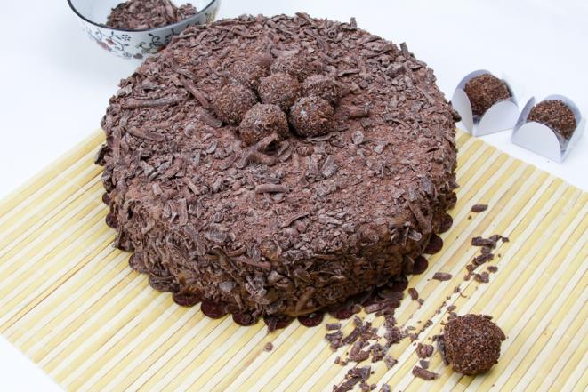 Ovomaltine Crocante Pão de ló de chocolate, recheio e cobertura de brigadeiro com crocante de castanha de caju Brigadeiro de morango Pão de ló branco, recheio e cobertura de brigadeiro de morango