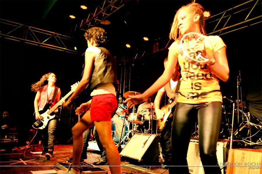 As jovens já se apresentaram em palcos importantes como na abertura do show dos Detonautas Roque Clube em 2012 e a apresentação do Prêmio Orilaxé, no Circo Voador em 2006.