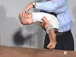 Reflexos Primitivos REFLEXO DE LANDAU posição de teste: Criança em suspensão ventral estímulo 1: extensão passiva ou ativa da cabeça resposta: desencadeamento do tônus extensor,