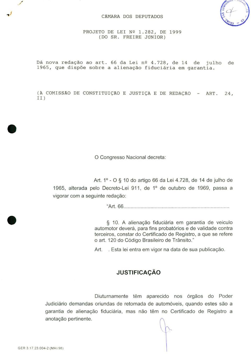 1 - O 10 do artigo 66 da Lei 4.728, de 14 de julho de 1965, alterada pelo Decreto-Lei 911, de 1 de outubro de 1969, passa a vigorar com a seguinte redação: "Art. 66................................................. 10. A alienação fiduciária em garantia de veiculo automotor deverá, para fins probatórios e de validade contra terceiros, constar do Certificado de Registro, a que se refere o art.