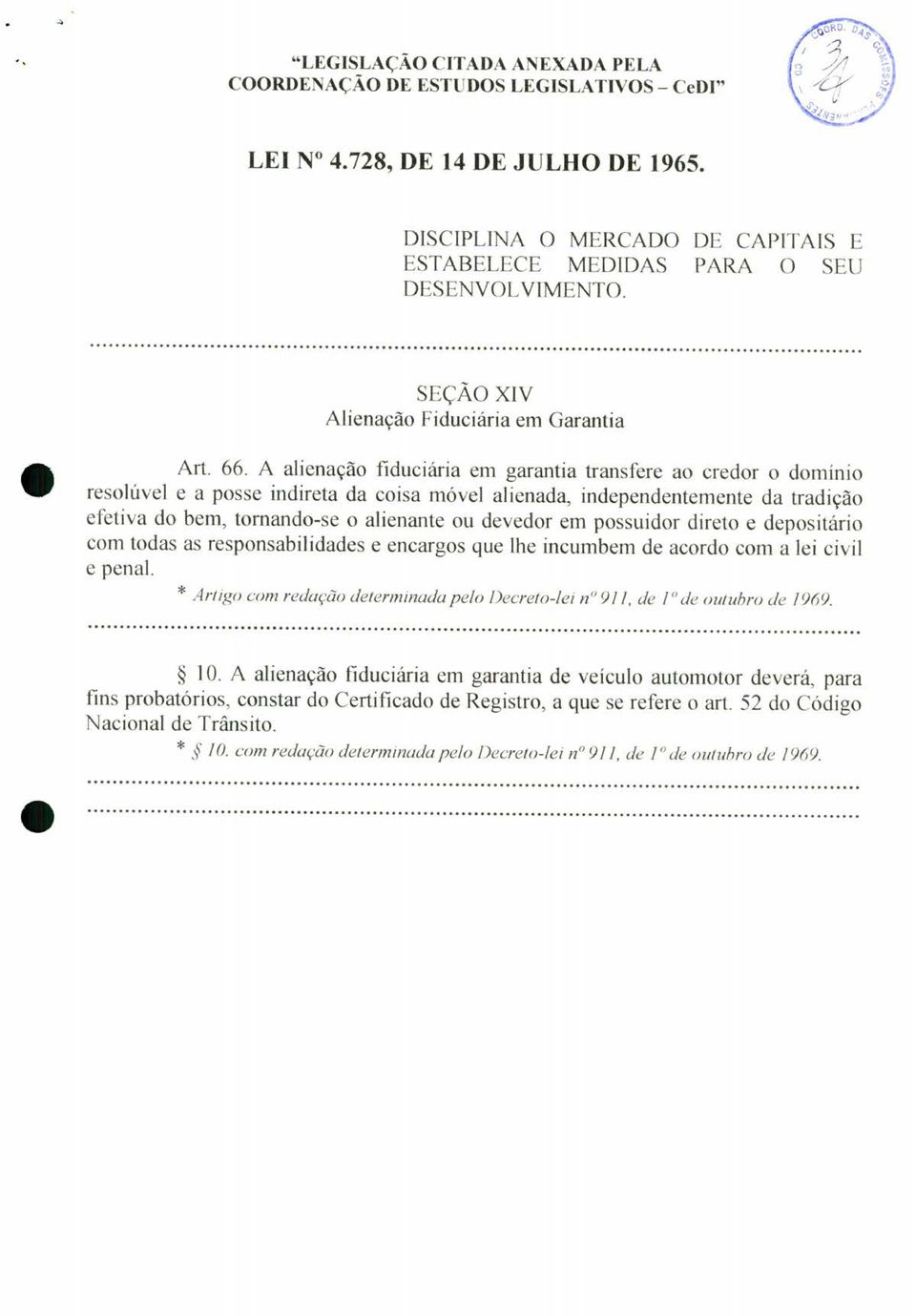 A alienação fiduciária em garantia transfere ao credor o domínio resolúvel e a posse indireta da coisa móvel alienada, independentemente da tradição efetiva do bem, tomando-se o alienante ou devedor