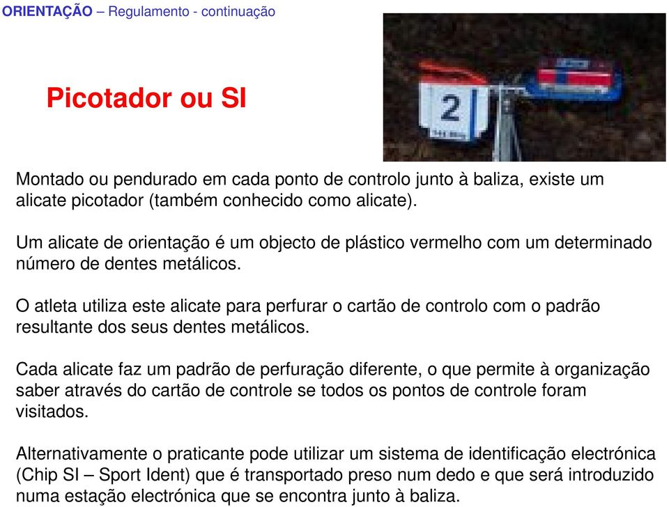 O atleta utiliza este alicate para perfurar o cartão de controlo com o padrão resultante dos seus dentes metálicos.