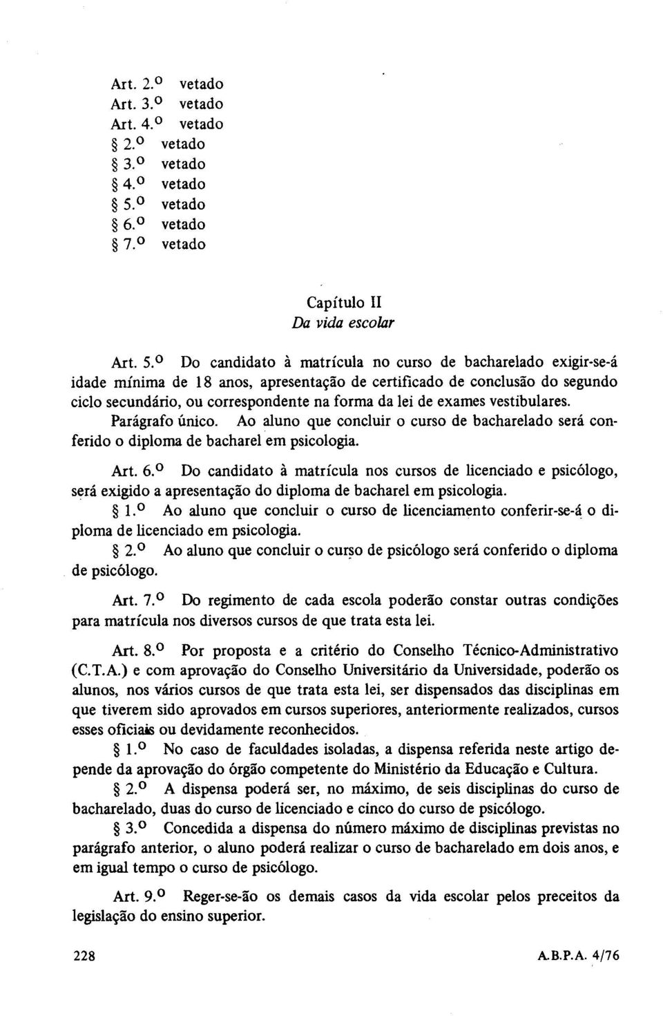 0 Do candidato à matrícula no curso de bacharelado exlgu-se-á idade mínima de 18 anos, apresentação de certificado de conclusão do segundo ciclo secundário, ou correspondente na forma da lei de