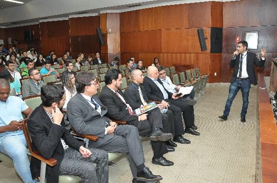 Em seguida, os estagiários retornaram ao auditório Costa Lima para participarem da sequência do ciclo de palestras.