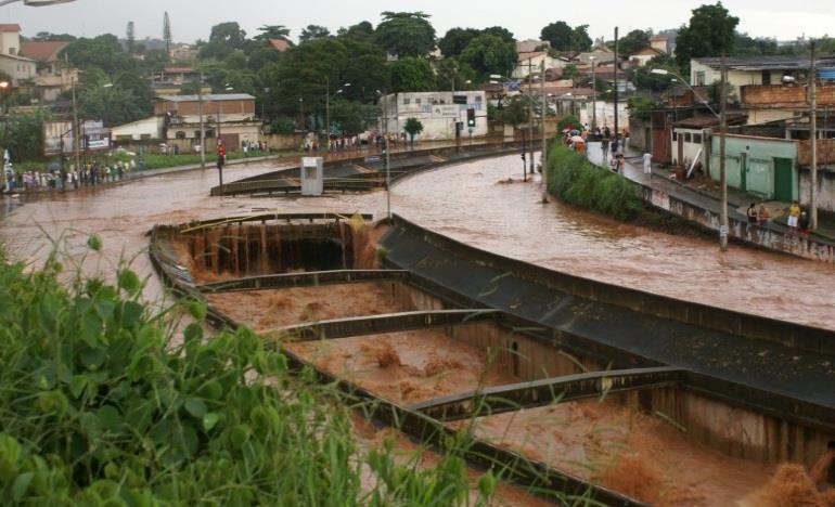 Introdução: Minas Gerais Rio Araçuaí Berilo (2013/2014).