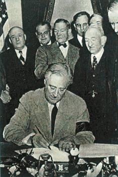 Roosevelt assina a declaração