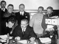 Nazismo e Comunismo Em agosto de 1939, Alemanha e URSS assinam o Tratado de