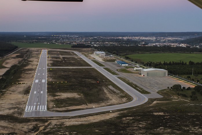 Perspetiva-se uma subida de classificação do Aeródromo, para classe III, que obrigará ao controlo de trafego aéreo, bem como à construção de instalações adequadas para observação da área de manobra e