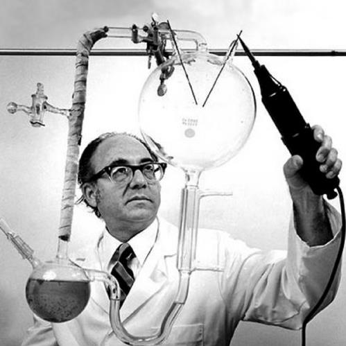 e vapor de água, existissem monóxido de carbono, dióxido de carbono, nitrogênio molecular e vapor de água. Em 1953, Stanley Miller, na Universidade de Chicago, realizou em laboratório uma experiência.