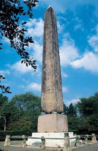 Influência do clima: A agulha de Cleópatra, um obelisco egípcio de granito, sofreu alteração mais intensa em 75 anos em Nova Iorque do que em 35 séculos no