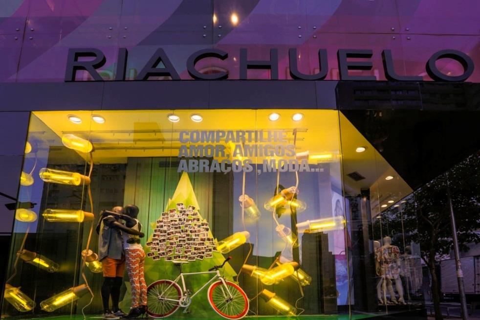 Novo Formatos Loja Conceito na Rua Oscar Freire Localizada na Esquina mais fashion do Brasil, segundo a Revista Veja, com uma área de vendas de aproximadamente 1.