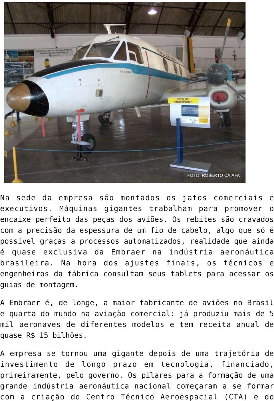 aeronáutica brasileira. Na hora dos ajustes finais, os técnicos e engenheiros da fábrica consultam seus tablets para acessar os guias de montagem.