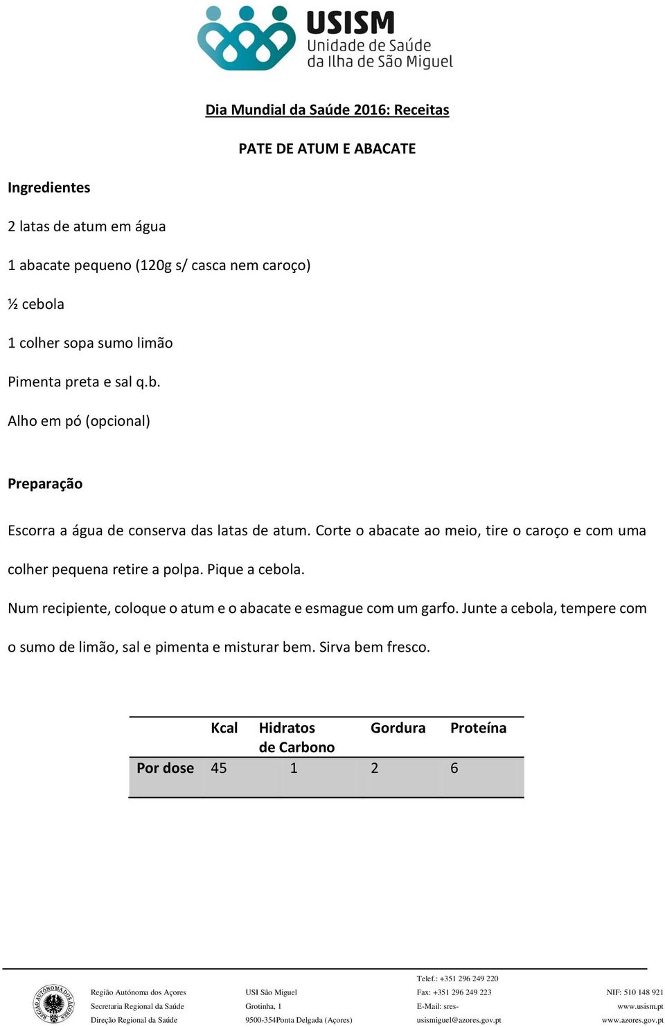 Corte o abacate ao meio, tire o caroço e com uma colher pequena retire a polpa. Pique a cebola.