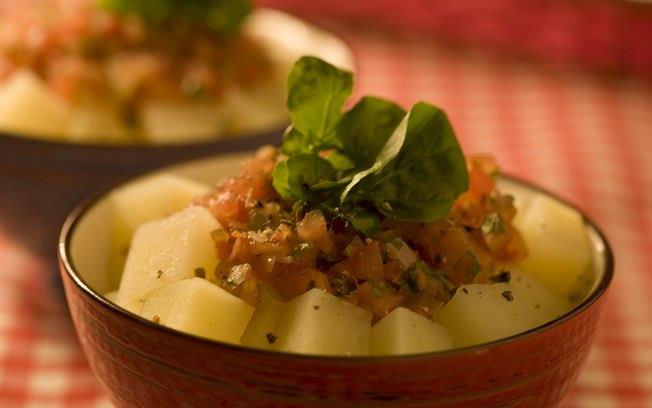 Salada de Batata Light 2 batatas médias descascadas e picadas em cubos ½ xícara (chá) de cebola picada 1 colher (sopa) de azeite de oliva ½ xíc.