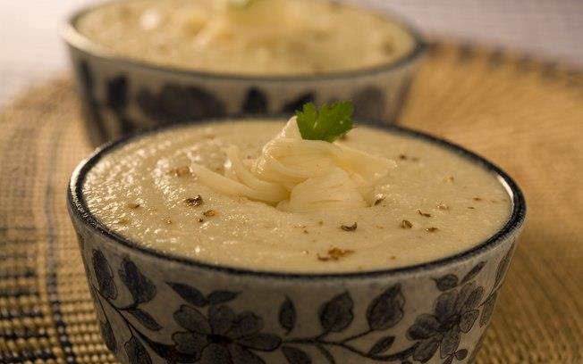 Creme de Palmito Pupunha 1 cebola média descascada e picada em pedaços pequenos 1 colher (sopa) de óleo de canola 3 colheres (sopa) de farinha de trigo ½ litro de caldo de frango sem gordura ½ kg de