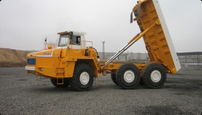 BELAZ7528 Projetado para o transporte de rochas em condições adversas na industria mineira,