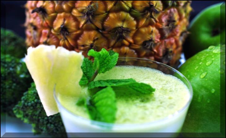 Suco Abacaxi, Maçã Verde e Cardamomo 1 xícara de chá de água filtrada ou água de coco; 2 fatias de abacaxi;