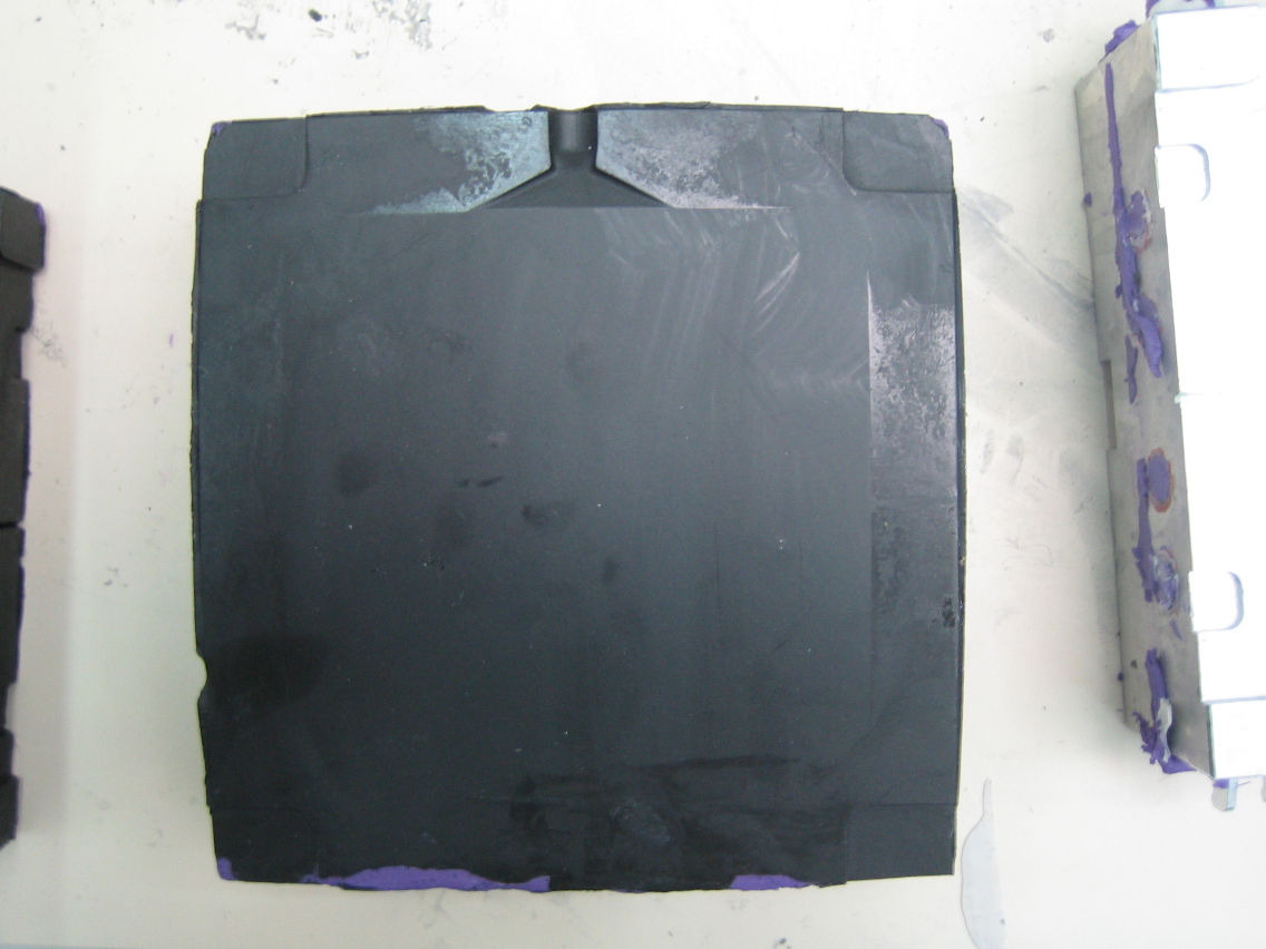 Moldes Protótipos para produção de peças em RIM Figura 5-7- Molde em resina com carga de grafite Figura 5-8- Molde em