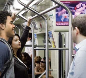 ENTRETENIMENTO DOS USUÁRIOS DE TRANSPORTE PÚBLICO METRÔ O veículo de maior cobertura do Metrô segmento digital Out of Home SÃO PAULO