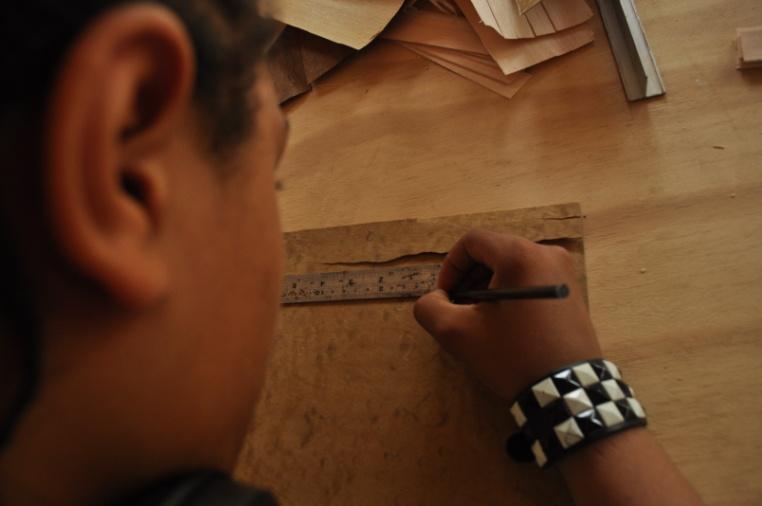 Oficinas de artes e ofícios Nas oficinas de marchetaria jovens aprendem a fabricar objetos de madeira.