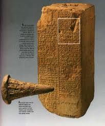3.2 AS ESCRITAS PRIMITIVAS. 3.2.1 O CUNEIFORME Mesopotâmia em 3200 a.c., sistema de escrita cunha por isso, cuneiforme (latim cunes).