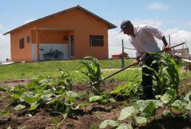 Além da atuação socioambiental responsável, o Porto do Açu representa solução logística que reduz as emissões de GEE 3.845 ha de restinga protegida 2.