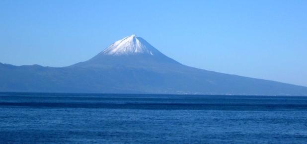 O arquipélago dos Açores é constituído por nove ilhas principais divididas em