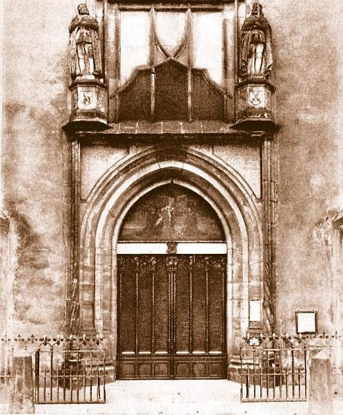 Em 1517, indignado com a venda de indulgências, o monge alemão Martinho Lutero afixou, na porta da igreja em que pregava, 95 teses, nas quais condenava várias práticas da Igreja.