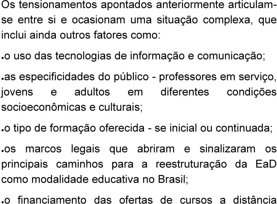 condições socioeconômicas e culturais; o tipo de formação oferecida - se inicial ou continuada; os marcos legais que abriram e